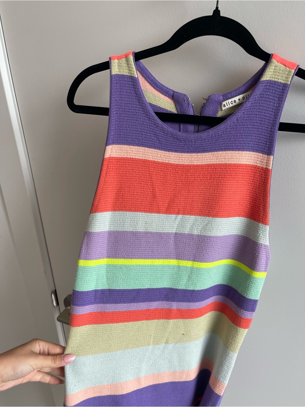 ALICE + OLIVIA Jenner Striped Crewneck Sleeveless Slim Dress - Picture 4 of 6